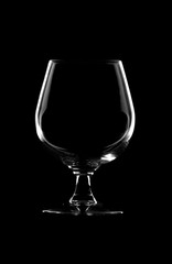 Copa de cristal en fondo negro.