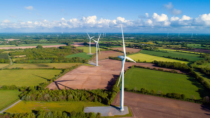Parc éolien dans la campagne de Saint Hilaire de Chaléons, Loire Atlantique, France.