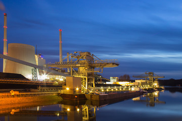 Kohlekraftwerk am Hafen abends