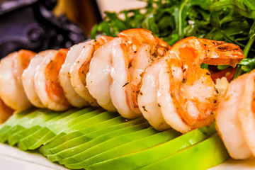 Tiger prawns with arugula and avocado