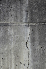 alte verwitterte Betonwand mit langem RIss Hintergrund Textur