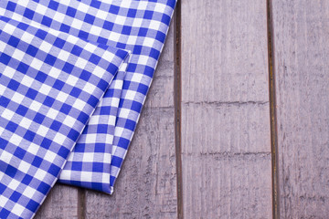 Obraz premium Red and blue table cloth on wooden background