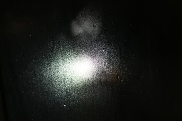 Fototapeta na wymiar уличные фонари сфотографированы через запотевшее стекло с каплями дождя