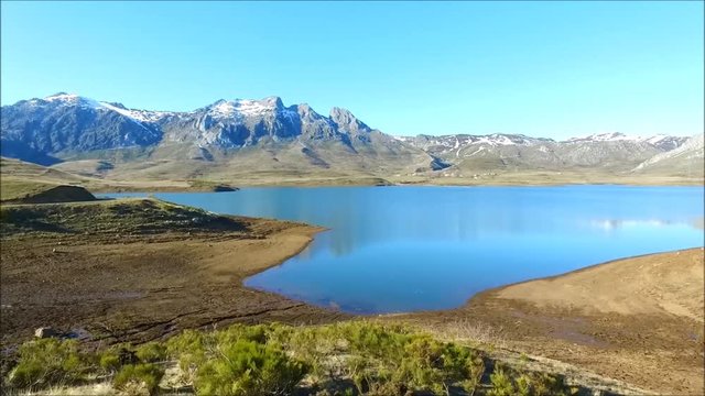 Vuelo rasante de dron sobre urzes y pantano de Casares, leon, espa&ntilde;a
