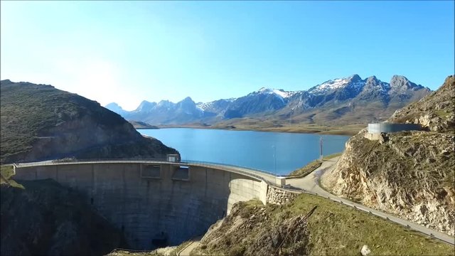 Presa de Casares con monta&ntilde;as nevadas al fondo
