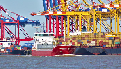 Port facilities with cranes and freight ships