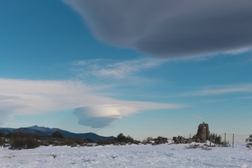 Paisaje nevado con nubes originales.