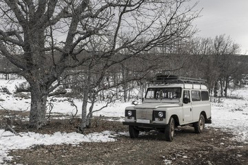 Obraz na płótnie Canvas Jeep en paisaje nevado.