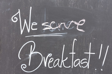 tafel blackboard 'we serve breakfast'