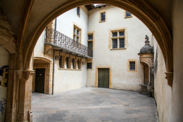 Fototapeta na wymiar courtyard in Lyon