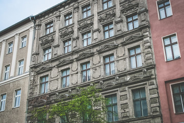 Fototapeta na wymiar Albau Haus Fassade - unrasierter Stuckaltbau 