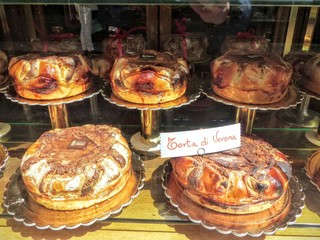 Vetrina con torte tradizionali  di Verona in Italia. 