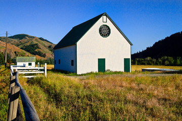 Fototapeta na wymiar A beautiful white barn in Sun Valley, Idaho