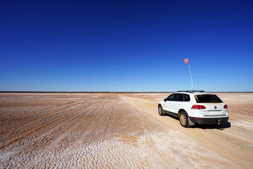Obraz premium Crossing the Salt Lake - Simpson Desert Poeppel Corner