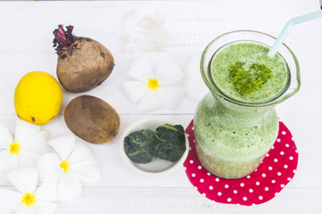 Healthy green smoothie with spinach,kiwi and lemon.
