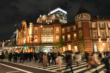 Fototapeta na wymiar 日本の東京ビジネシーン「仕事などを終え、東京駅に向かうビジネスマンやＯＬら」(tokyo station)