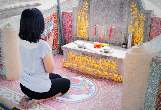 Girl Sit And Pay Respect At Grave Of Her Family In Chen Ming Festival, Chinese Traditional