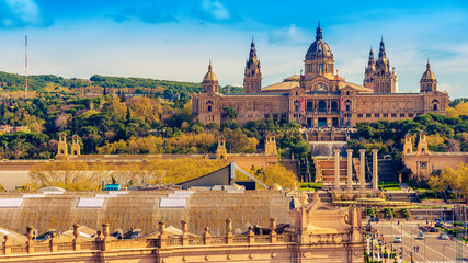 Luftaufnahme von oben von Barcelona, Katalonien, Spanien im Frühjahr. Der Palau National, der Nationalpalast, das Nationale Kunstmuseum von Katalonien © krivinis