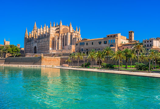 Palma de Mallorca Kathedrale La Seu und Park de la Mar
