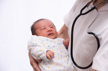 新生児と看護師