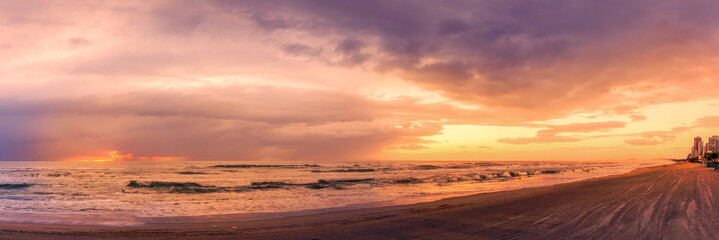 Fototapeta na wymiar Sunrise on Surfers Paradise Beach panorama