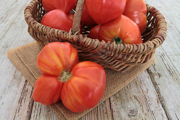 Fototapeta na wymiar tomates cœur de boeuf