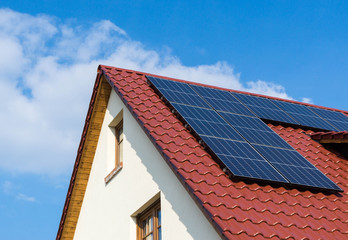 Fototapeta premium Dach eines Einfamilienhauses mit Solaranlage