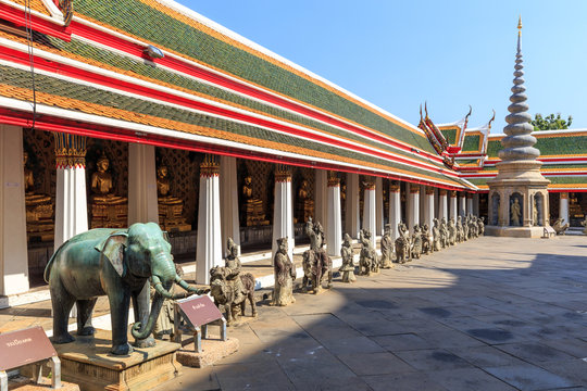 cours interieur d'un temple Thailandais &agrave; Bangkok remplie de statue
