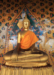 buddha dorée dans un ancien temple de siam en Thailande