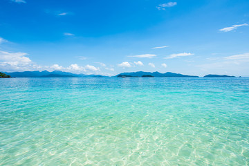 Panele Szklane Podświetlane  plaża krajobraz tło dla letnich podróży ze słońcem, drzewo kokosowe na białej, piaszczystej plaży z pięknym błękitnym morzem i niebem, abstrakcyjne tło dla koncepcji wakacji letnich.