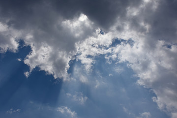 青空と雲の隙間からの太陽光（成功・未来・可能性などのイメージ）