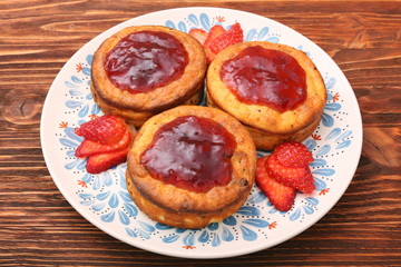Obraz na płótnie Canvas Cottage cheese patties with strawberry jam.