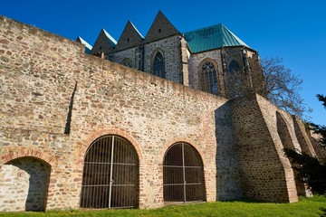 Fototapeta na wymiar Petri Kirche in der Altstadt von Magdeburg mit Teilen der historischen Stadtmauer