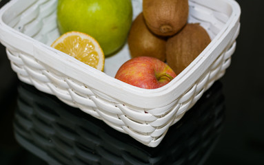 Früchtekorb mit Apfel Kiwi und Zitrone 