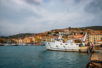 Fototapeta na wymiar Sur le port de Porto Santo Stefano en Toscane