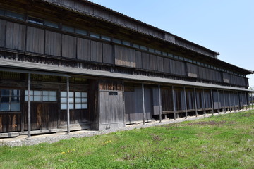 日本遺産 松ヶ岡開墾場 ／ 平成29年4月28日、文化庁より日本遺産に認定されました。国内最北限の絹産地で、百数十年を経た今もなお養蚕から絹織物の製品化まで、一貫した工程が残る国内唯一の地です。