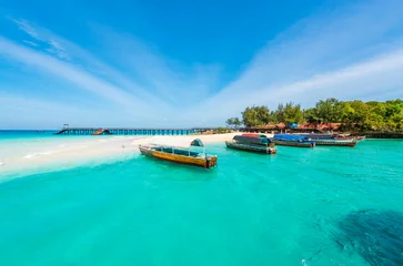 Papier Peint photo Zanzibar paysage marin exotique coloré avec des bateaux près du rivage de Zanzibar en Afrique