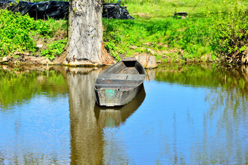 Łódka nad brzegiem rzeki.
