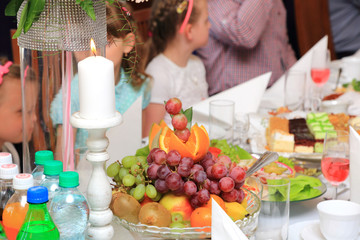 Owoce, desery i słodkie ciasta na stole urodzinowym w restauracji. - obrazy, fototapety, plakaty