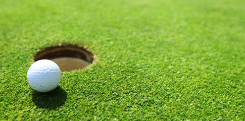 Golfball auf Tassenrand