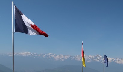 Drapeau français flottant au sommet de la Bastille