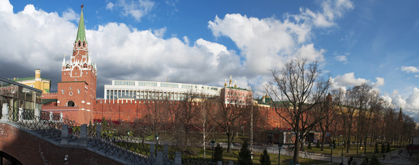 Mosca, 29/04/2017: panoramica del muro del Cremlino con la Torre Troitskaya (Torre della Trinità) e il ponte Troitsky che si affaccia sui Giardini di Alessandro, uno dei primi parchi urbani moscoviti - obrazy, fototapety, plakaty
