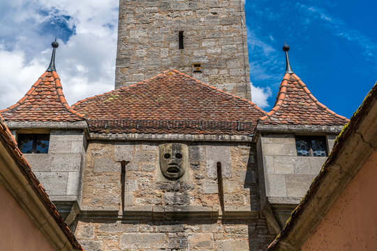 Pechmaske bzw. Neidkopf am Stadttor "Alte Burg" in Rothenburg ob der Tauber 