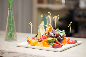 Fruit plate, slices of fruit lie on a plate