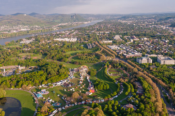 Fototapeta premium Bonn - Blick über den Freizeitpark Rheinaue zum Siebengebirge