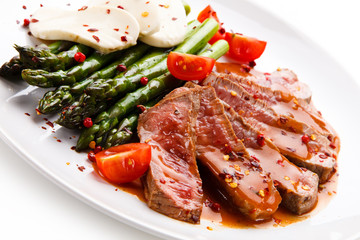 Fillet mignon with asparagus