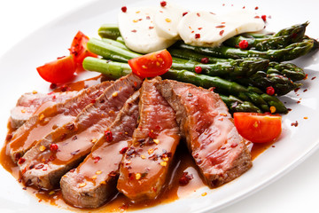 Fillet mignon with asparagus