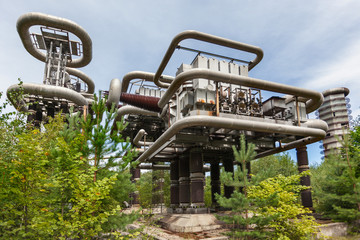 Высоковольтное оборудование, генераторы Маркса и трансформаторы на испытательном стенде, катушки Теслы. Город Истра, Московская область, Россия.