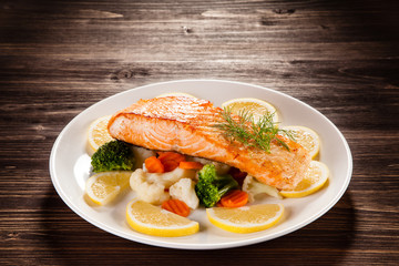 Grilled salmon with vegetables
