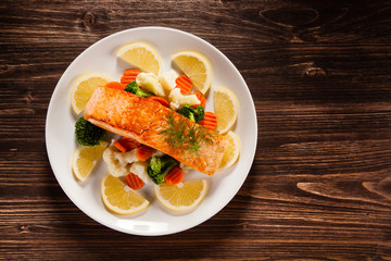 Grilled salmon with vegetables